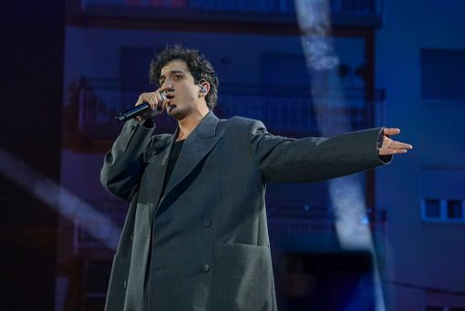 Tananai e la sua 'Tango' fanno cantare tutta piazza Colombo