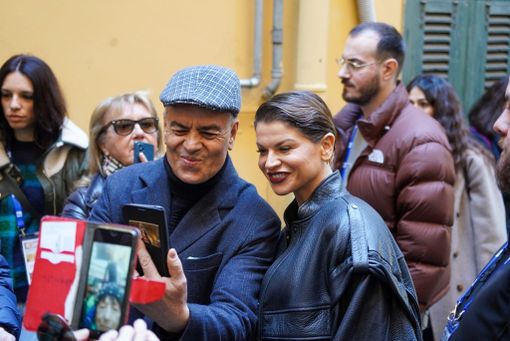 Sanremo invasa dai fan: da tutta Italia in giro per la città per vedere i protagonisti del Festival (Foto e Video) Sanremo invasa dai fan: da tutta Italia in giro per la città per vedere i protagonisti del Festival (Foto e Video)