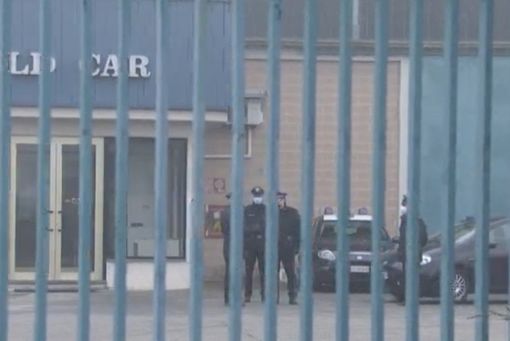 Schiacciato da un portone sul posto di lavoro, 34enne in prognosi riservata