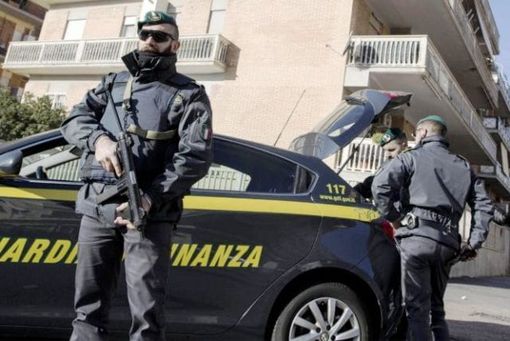 Raggirano avvocato milanese in pensione e gli sotttaggono 1 milione: la Gdf ‘pizzica’ famiglia di Monza