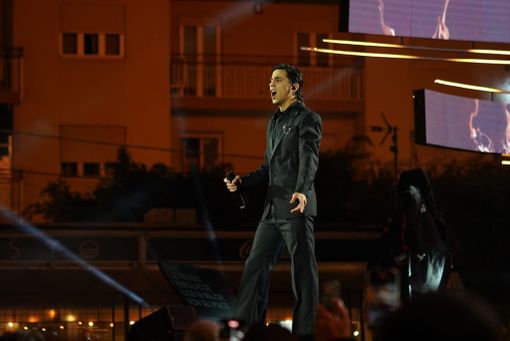 Sanremo, da piazza Colombo alle terrazze: tutti amano Tedua, il Suzuki Stage si chiude con un altro sold out