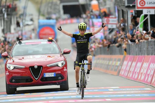 Nieve vince a Cervinia nel giorno del suo compleanno, Froome è la Maglia Rosa del Giro d’Italia