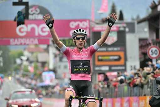 La Maglia Rosa Simon Yates ha vinto la Tappa 15 del Giro d’Italia
