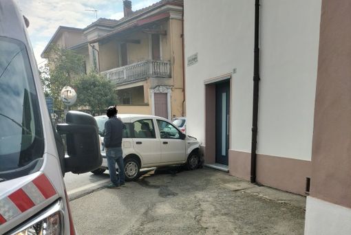 Zeme: tamponamento tra furgone e auto che si schianta contro un muro. 75enne trasportato al Beato Matteo Zeme: tamponamento tra furgone e auto che si schianta contro un muro. 75enne trasportato al Beato Matteo
