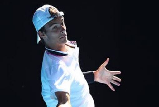 Musetti s'allena per Wimbledon nel campo da calcio