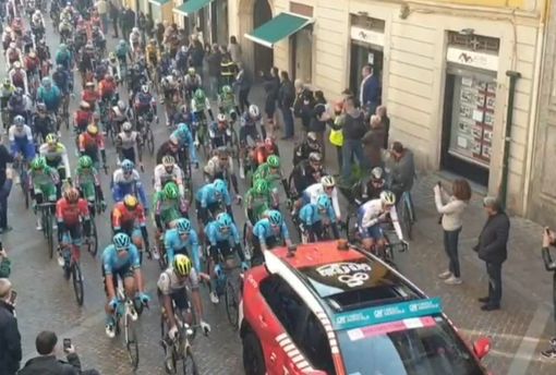 Da Abbiategrasso a Sanremo per la 114esima edizione della classicissima di primavera, in migliaia ad applaudire i ciclisti Da Abbiategrasso a Sanremo per la 114esima edizione della classicissima di primavera, in migliaia ad applaudire i ciclisti