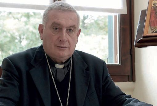 Invade l’altare durante Messa del Vescovo di Novara: fermato Invade l’altare durante Messa del Vescovo di Novara: fermato