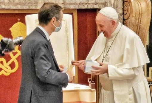 Fontana: «Ho raccontato al Papa il dolore e il sacrificio di uomini e donne lombarde e l'ho invitato nella nostra regione» Fontana: «Ho raccontato al Papa il dolore e il sacrificio di uomini e donne lombarde e l'ho invitato nella nostra regione»