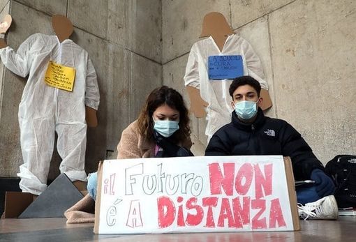 Scuola, studenti, docenti e genitori bocciano scelte di Regione e Governo: “Vogliamo garanzie su un rientro sicuro” Scuola, studenti, docenti e genitori bocciano scelte di Regione e Governo: “Vogliamo garanzie su un rientro sicuro”