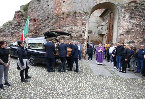 Lomello, l'ultimo commosso saluto a Jessica Zilio Lomello, l'ultimo commosso saluto a Jessica Zilio