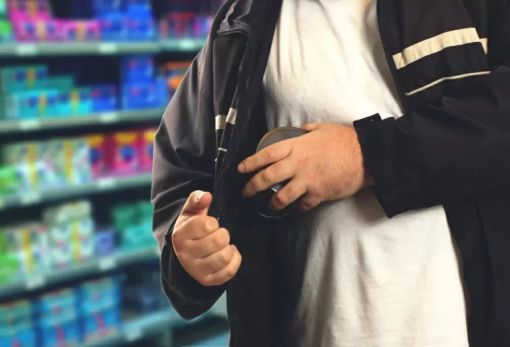 Busto Arsizio: ruba alla Coop e aggredisce guardia, arrestato 27enne
