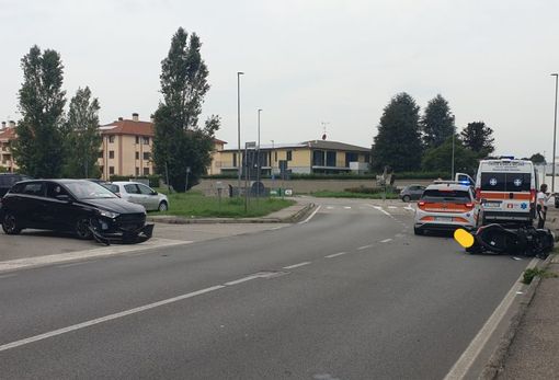 Scontro auto scooter in via Padre Ceriani a Corbetta: un ferito