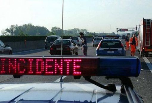 Auto si ribalta lungo la diramazione A8-A26 a Besnate: due feriti Auto si ribalta lungo la diramazione A8-A26 a Besnate: due feriti
