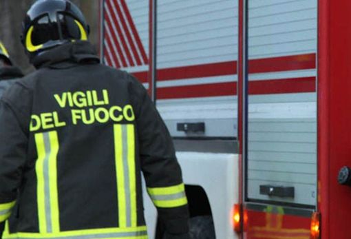 Candia: trattore in fiamme, illeso il conducente