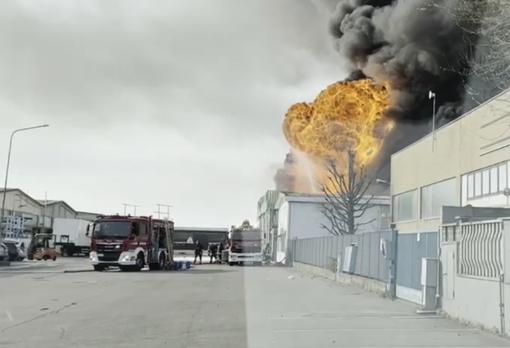 Incendio Novara: 30 operai i primi a dare allarme VIDEO