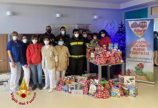Epifania: Vigili del Fuoco di Magenta con l’autoscala al Fornaroli portano i doni ai bimbi della Pediatria Epifania: Vigili del Fuoco di Magenta con l’autoscala al Fornaroli portano i doni ai bimbi della Pediatria