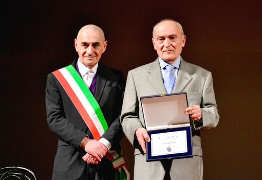 Mede: commozione e festa  per il riconoscimento del sindaco Guardamagna al mensile Tam Tam
