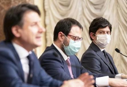 Il governo ha deciso: mascherina obbligatoria anche all'aperto quando non si è da soli o con conviventi