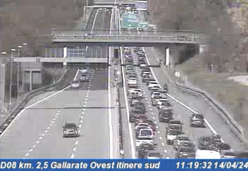 La coda sulla diramazione vista dalle webcam di Autostrade per l'Italia La coda sulla diramazione vista dalle webcam di Autostrade per l'Italia