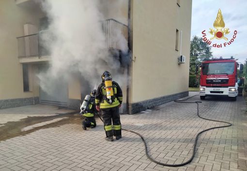 Voghera: incendio in un box condominiale, auto e moto divorati dalle fiamme Voghera: incendio in un box condominiale, auto e moto divorati dalle fiamme