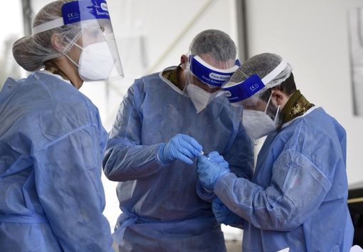 Prezzo dei tamponi, scontro in Regione: «In Lombardia negata l'equità per i cittadini». La replica: «Nell'86% dei casi già gratuiti» Prezzo dei tamponi, scontro in Regione: «In Lombardia negata l'equità per i cittadini». La replica: «Nell'86% dei casi già gratuiti»