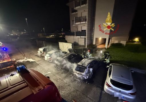 Casorate Primo: due auto in fiamme nella notte, sul posto vigili del fuoco e carabinieri