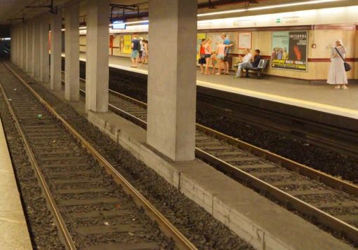 Frenata brusca della metro in centro a Milano, contusi e feriti Frenata brusca della metro in centro a Milano, contusi e feriti