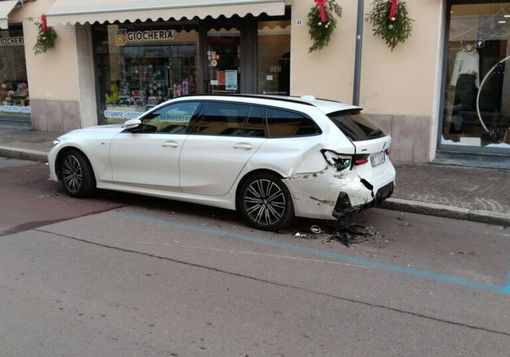 Magenta: sbatte contro un’auto in sosta e si allontana Magenta: sbatte contro un’auto in sosta e si allontana
