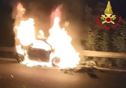 Carpiano, due feriti in un incidente stradale: 27enne estratto dalle fiamme Carpiano, due feriti in un incidente stradale: 27enne estratto dalle fiamme