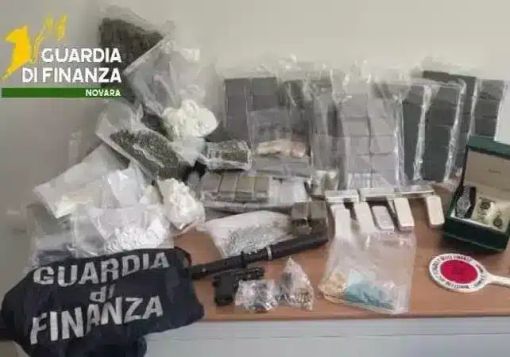 Novara: 45 chili di droga e 12 lingotti in casa, arrestato Novara: 45 chili di droga e 12 lingotti in casa, arrestato