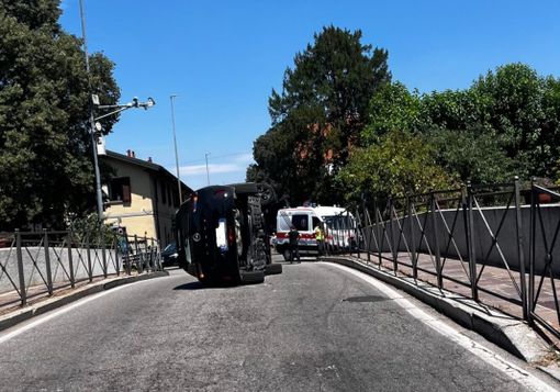 Incidente sul ponte di Robecco: auto si ribalta, lunga coda fino ad Abbiategrasso