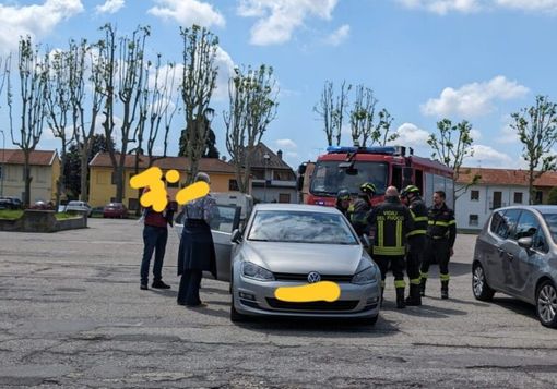 Magenta: bimba rimane chiusa in auto, liberata dai Vigili del Fuoco