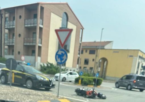 Magenta: incidente alla rotonda di via Cavallari, feriti due ragazzi