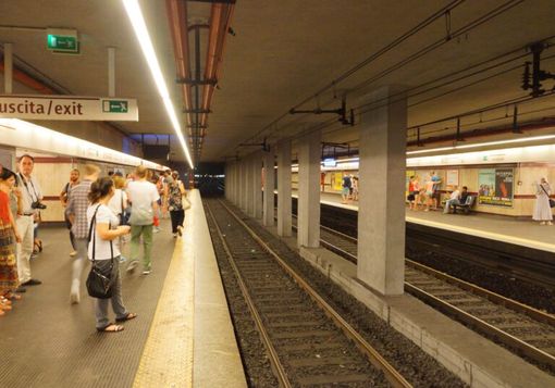 Milano, spinge ragazza sui binari della metro: arrestato Milano, spinge ragazza sui binari della metro: arrestato