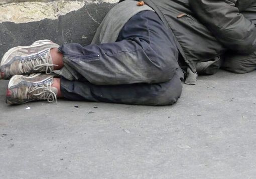 Novara, senzatetto aggredito a martellate: arrestato un uomo per tentato omicidio