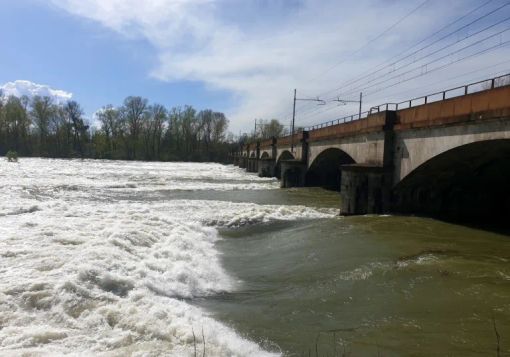Boffalora: niente pic nic al Ticino per Pasquetta, molti gli escursionisti a immortalare il fiume in piena Boffalora: niente pic nic al Ticino per Pasquetta, molti gli escursionisti a immortalare il fiume in piena