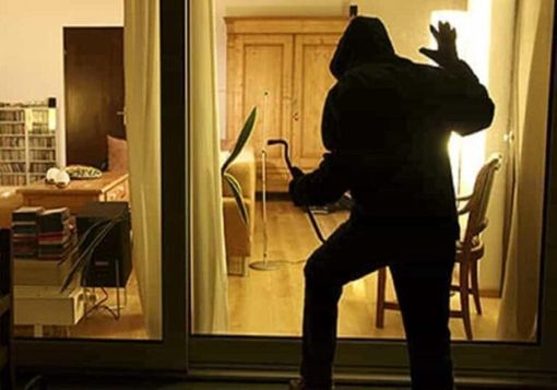 Zerbolò: mettono la casa a soqquadro, ladri in fuga con Playstation e orologio Zerbolò: mettono la casa a soqquadro, ladri in fuga con Playstation e orologio