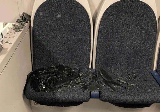 Vandali alla stazione di Corbetta distruggono i treni, disagi enormi per i pendolari Vandali alla stazione di Corbetta distruggono i treni, disagi enormi per i pendolari