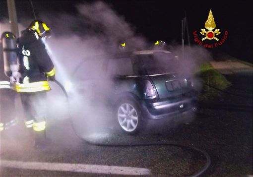 Palestro, dopo l'incidente l'auto prende fuoco: momenti di paura nella serata di venerdì