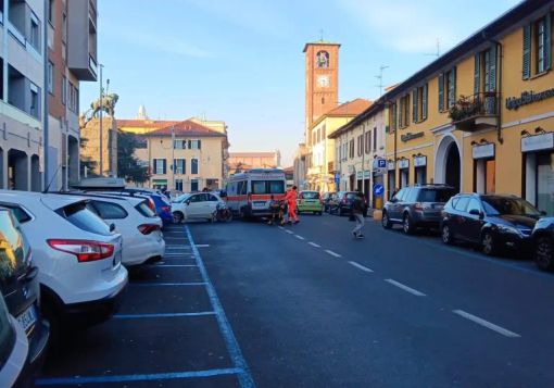 Magenta: auto che esce dal parcheggio urta donna in bicicletta che finisce al pronto soccorso Magenta: auto che esce dal parcheggio urta donna in bicicletta che finisce al pronto soccorso