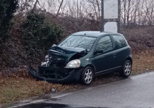 Magenta: auto incidentata lasciata in via Dante da una decina di giorni