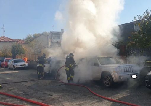 Lunga colonna di fumo nel cielo di Magenta: due auto in fiamme in via Gramsci