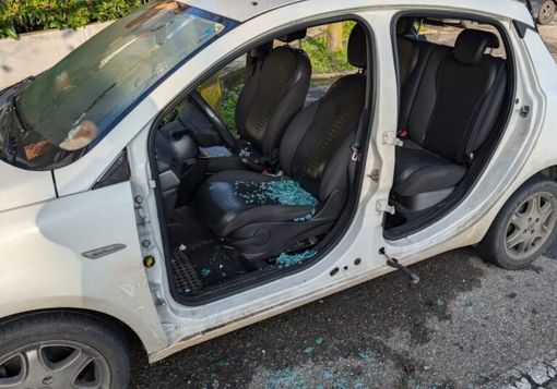 Corbetta: esce di casa e trova la sua auto completamente smontata Corbetta: esce di casa e trova la sua auto completamente smontata