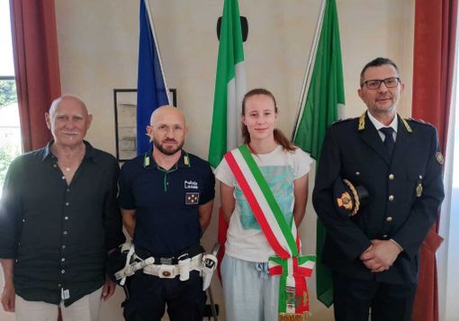 Un agente della Polizia locale di Bareggio salva la vita ad un uomo in arresto cardiaco