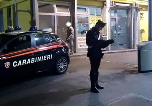 Tre accoltellati al distributore nel Milanese, uno è grave. Succede a Carpiano