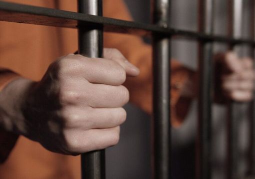 Abbiategrasso, viola il divieto di avvicinarsi ai genitori: arrestato, finisce in carcere e subito liberato