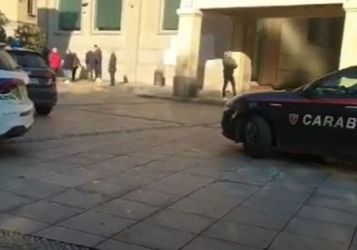 Magenta: tensione in piazza Liberazione, uomo armato di coltello minaccia una ragazza al bar Zero 7 Magenta: tensione in piazza Liberazione, uomo armato di coltello minaccia una ragazza al bar Zero 7