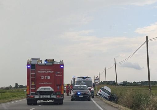 Cerano, auto finisce nel canale lungo la provinciale 4