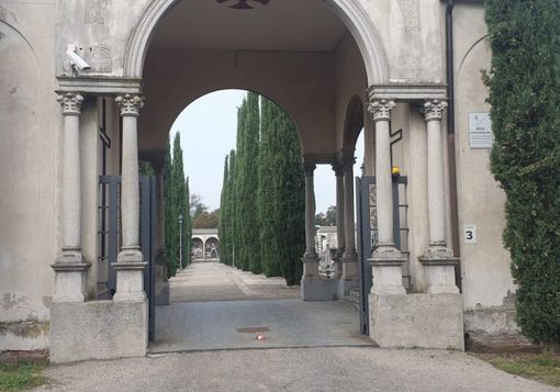 Ladri di rame al cimitero di Magenta: scoperchiate almeno cinque cappelle Ladri di rame al cimitero di Magenta: scoperchiate almeno cinque cappelle