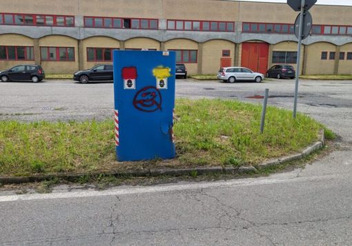 Corbetta: pasticciate le colonnine dissuasori di velocità con la vernice
